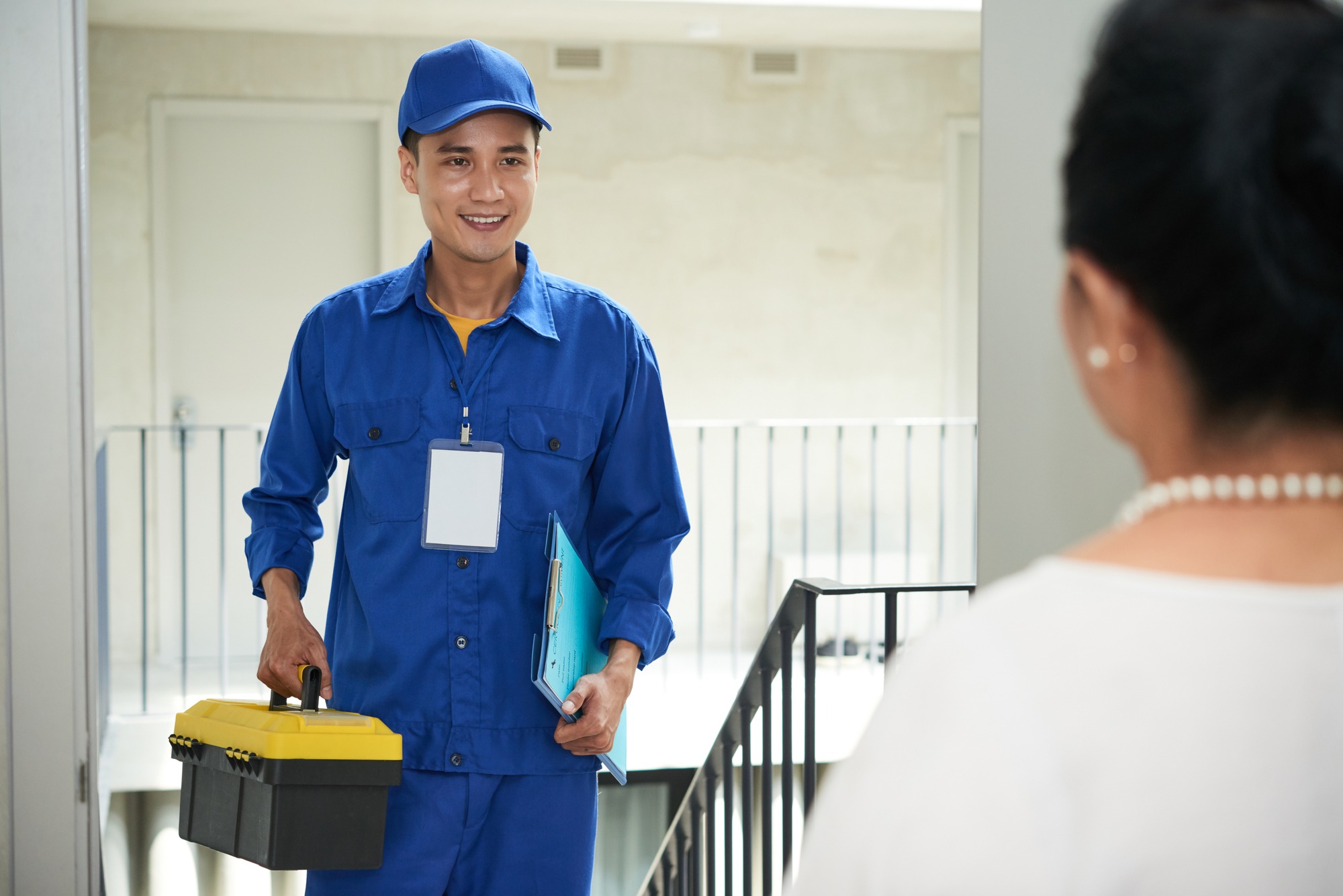 Handyman smiling at a woman
